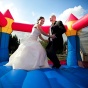 svatební fotografie - skákací hrad