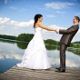 Svatební foto u rybníka