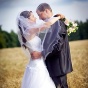 svatebební fotograf lán obilí